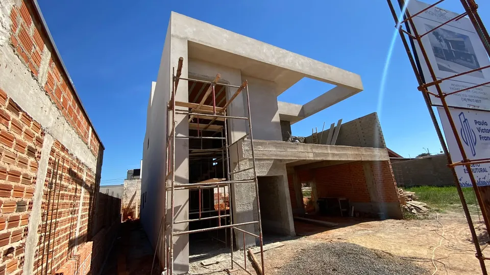 Estrutura em concreto armado em execução, com a marquise em balanço já concretada
