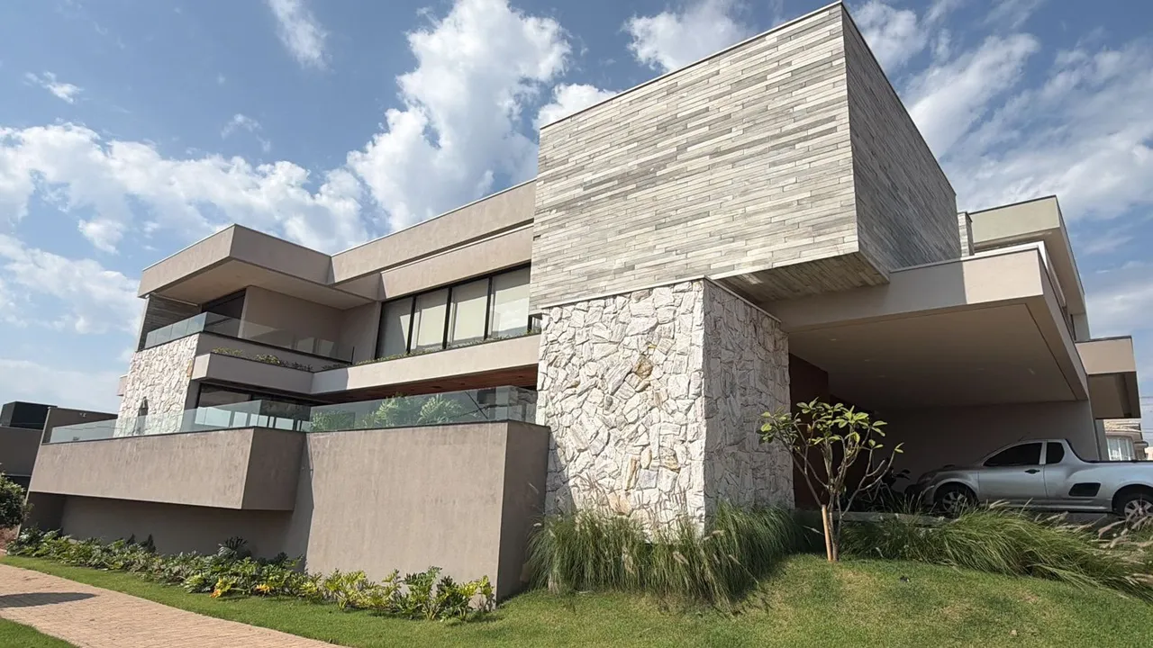 Fachada de sobrado com volumes em balanço, obra com projeto estrutural da Picprédio