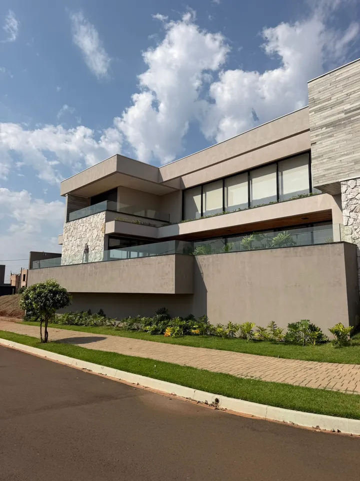 Fachada completa do sobrado com terraços e guarda-corpo de vidro